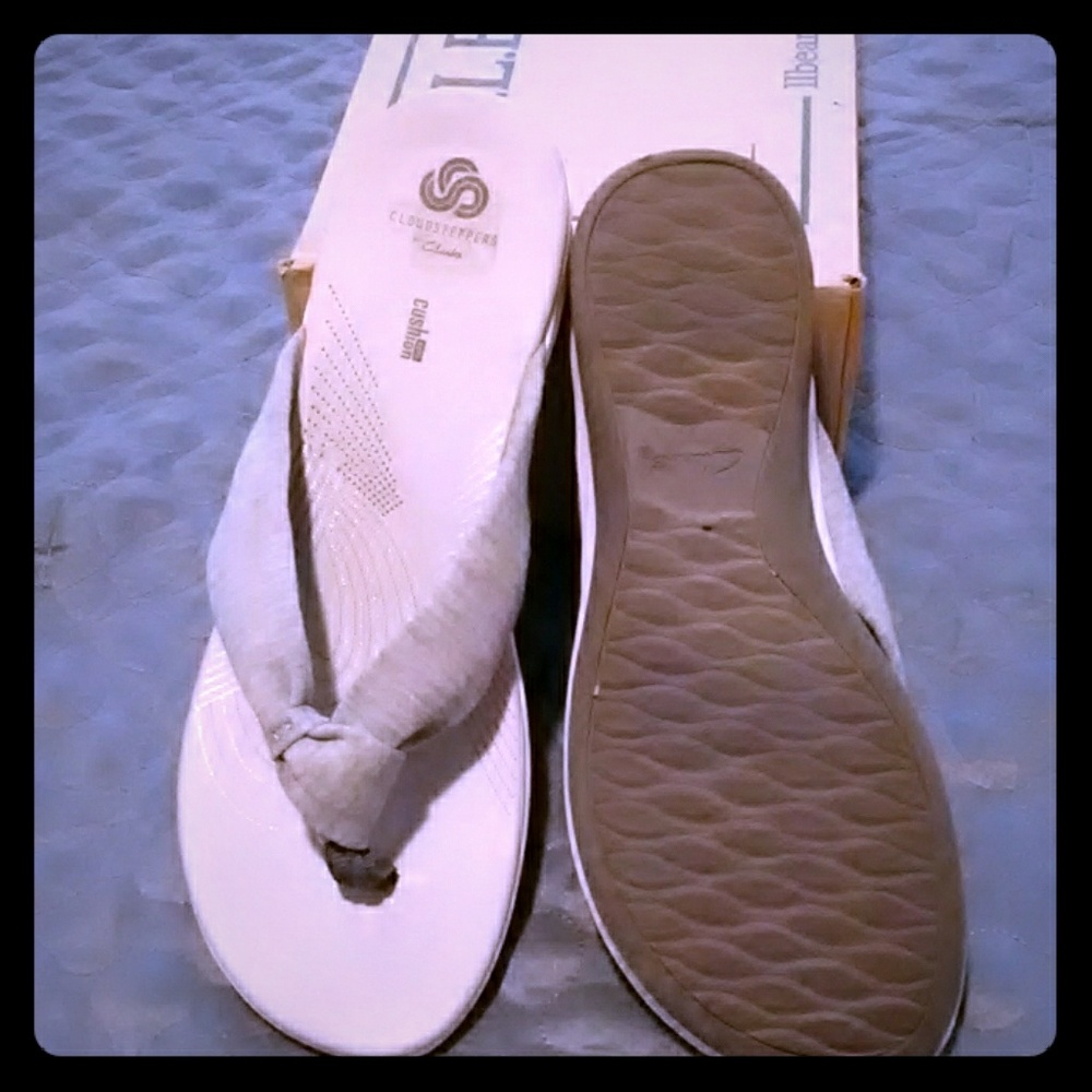 Women Clarks Cloudsteppers flip flops